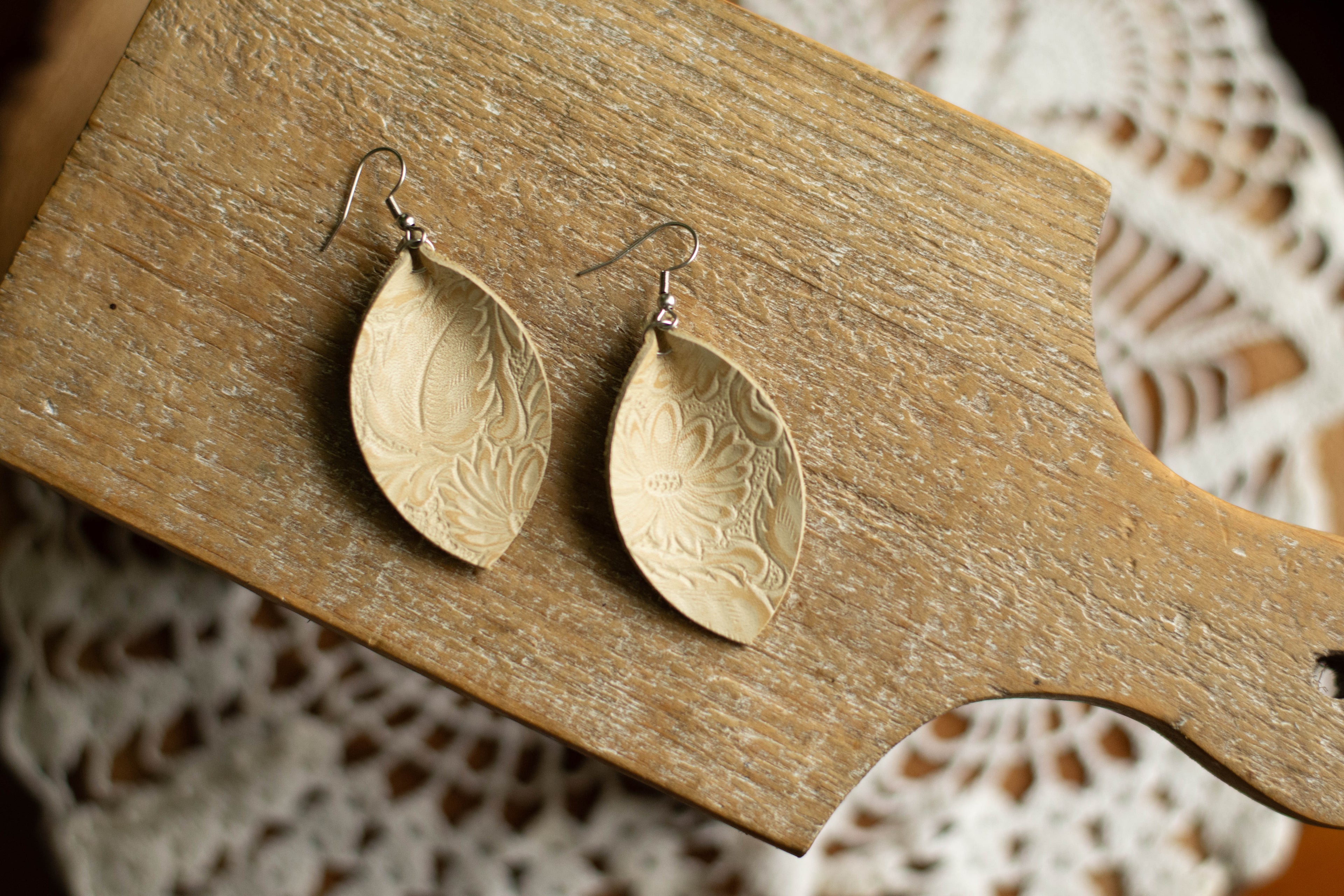Tooled Leather Leaf Dangle | Cream