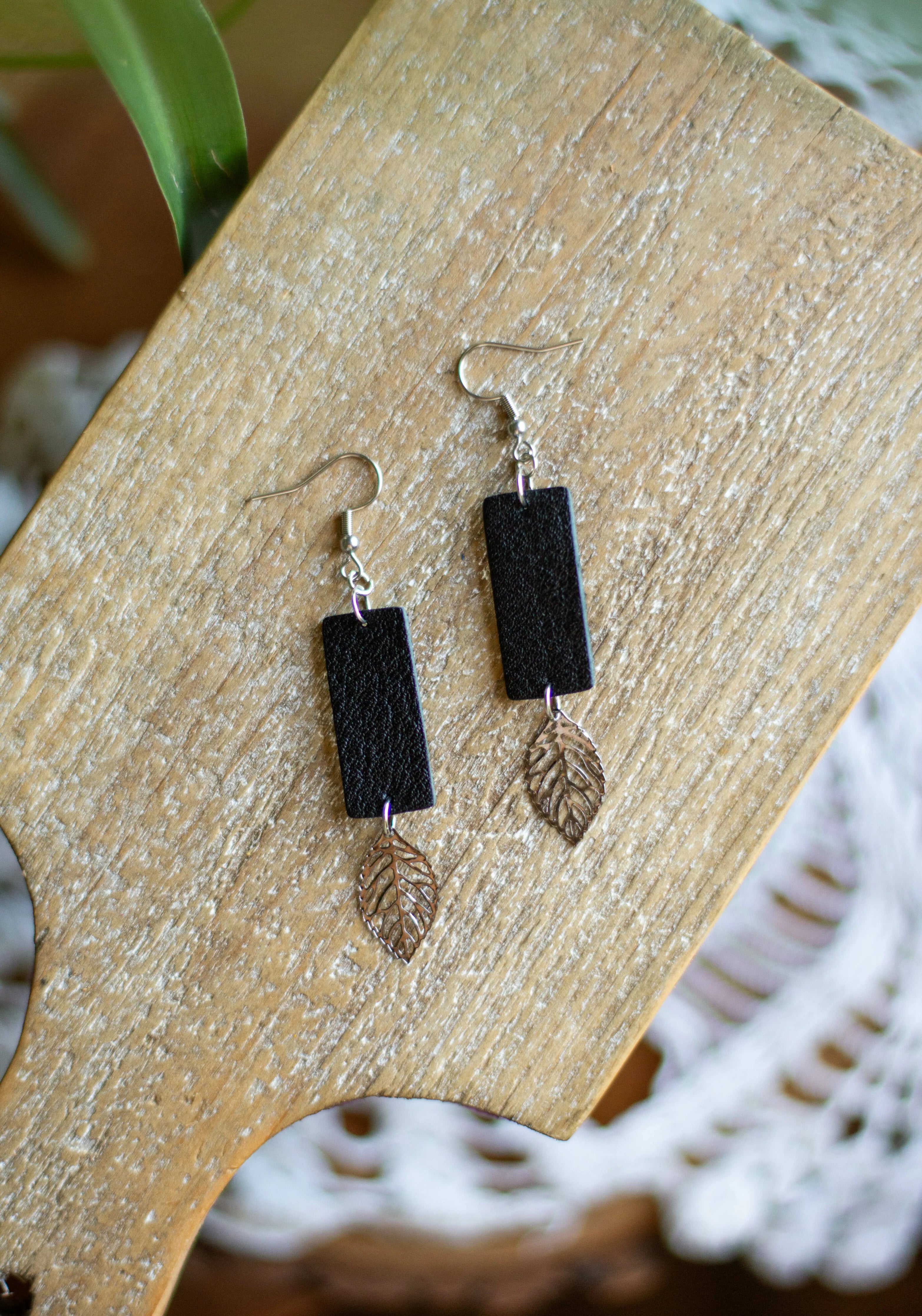 Black Leaf Dangle